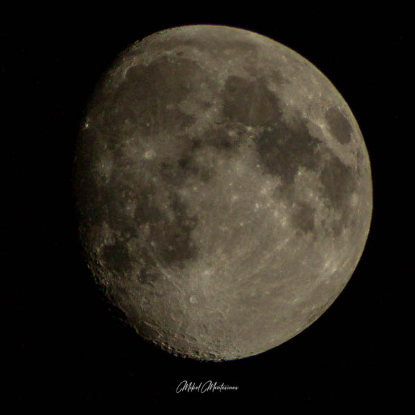 Podemos ver también una gigantesca luna, pero que no es superluna, al no estar en la fase de llena se pueden apreciar mucho mejor sus cráteres, sobre todo en la parte inferior izquierda.