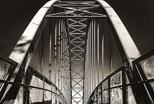 En esta imagen podemos ver en blanco y negro y desde una perspectiva distinta de lo habitual con tonos y brillos de color grafito (como la mina de los lapiceros). Un puente "peculiar" al que le encontré su particular encanto.
